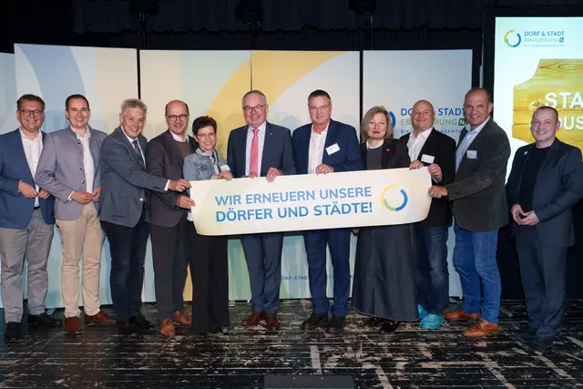 Das Industrieviertel zieht an einem Strang: Die besten Ideen für Land und Leute wurden beim Stammtisch in Lichtenwörth diskutiert (v.l.):

LAbg. Matthias Zauner, Lichtenwörths Bürgermeister Manuel Zusag, LAbg. Hermann Hauer, Gemeindebund-Präs. Johannes Pressl,  Obfrau vom Dorferneuerungsverein Stollhof-Gaaden-Lebenswert Ulrike Heißenberger, LH-Stv. Stephan Pernkopf, NR Wolfgang Kocevar, NR Gertraud Auinger-Oberzaucher, Reisenbergs Bürgermeister Günter Sam, LAbg. Otto Auer und Geschäftsführer der Dorf- und Stadterneuerung Johannes Wischenbart. | Foto: Josef Bollwein