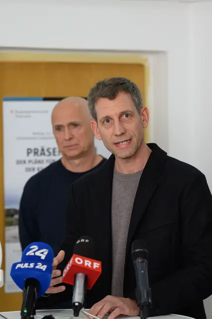 Kieran Fraser stellte das Siegerprojekt vor. | Foto: TEAM FOTOKERSCHI / WERNER KERSCHBAUMMAYR