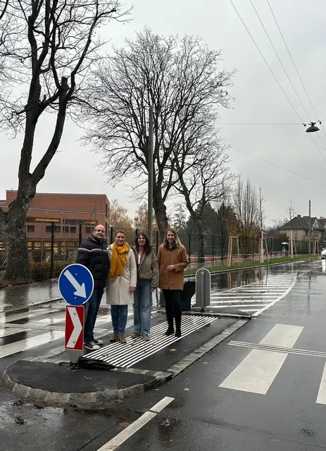 v. l.: Bezirksvize Marcel Höckner (SPÖ), Bezirkschefin Johanna Zinkl (ÖVP), Klubobfrau Alexandra Steiner (Grüne) und Klubobfrau Katharina Kainz (Neos) auf der Querungshilfe.  | Foto: BV Hietzing