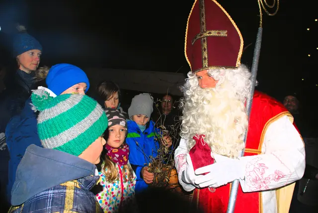 Der Nikolaus besucht die Feuerwehr Hochenegg und wird dabei die Kinder beim Markt beschenken 