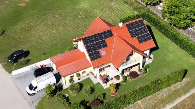 ET PLUS GmbH zeigt, wie Photovoltaikanlagen auch im Winter zuverlässig Strom liefern und wirtschaftlich bleiben. | Foto: ET PLUS GmbH