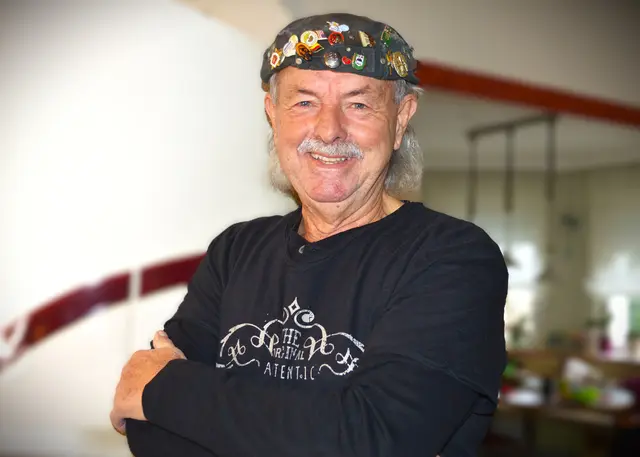 Bekannt wie ein bunter Hund: "Blumi" singt immer noch von Herzen gern. | Foto: Traussnigg