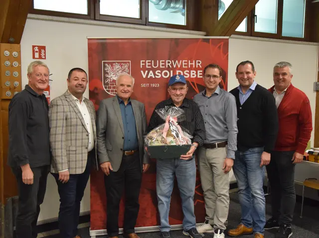 Die Ehrengäste mit Bereichssieger EHBI Ferdinand Peer (m.) | Foto: BFVGU