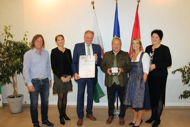 Günther Fuchsbichler bekam die Ehrennadel für 21 Jahre Obmannschaft. | Foto: Gemeinde Söding-St. Johann