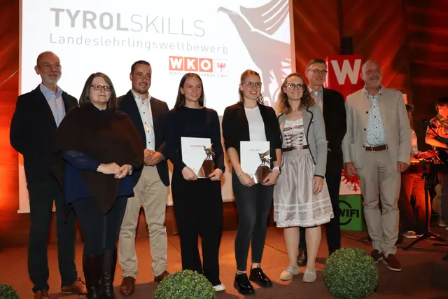 Stolz auf Platz drei: Zwei der drei drittplatzierten Lehrlinge waren vor Ort und nahmen ihre Ehrung entgegen. | Foto: Evelyn Hartman/MeinBezirk