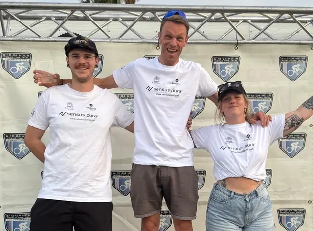 Jubelpose: Thomas Mauerhofer mit seinen Betreuern Nico Mauerhofer und Nina Wiedenegger | Foto: Mauerhofer 