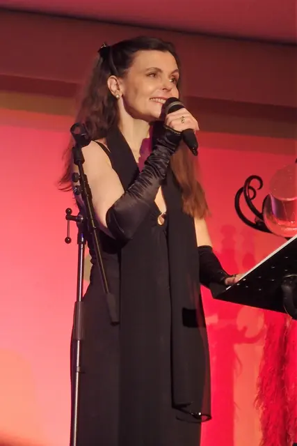 Auch im Singen von französischen Chansons weiß die Theaterdirektorin zu überzeugen. | Foto: Michaela Ehrenstein