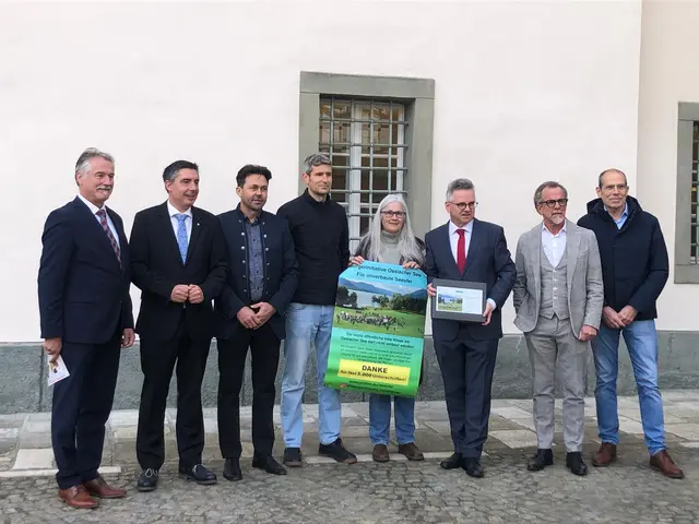 Vertreter der Bürgerinitiative übergaben die Petition 4.918 mit Unterschriften an Landtagspräsidenten Andreas Scherwitzl. | Foto: BI