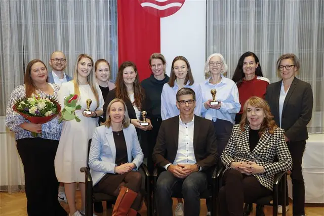 Vizebürgermeisterin Karin Leitner (vorne links) überreichte den glücklichen Gewinnerinnen und Gewinnern den "Preis für soziale Innovationen 2025". | Foto: Stadt Linz