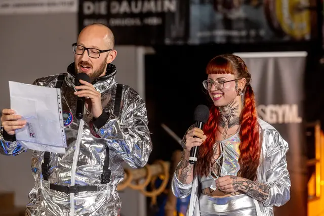 Bei der Tombola gab es neben dem guten Schmäh von Heinrich &amp; Harrer auch einiges an Preisen zu gewinnen. | Foto: Outdoorfitness Freistadt