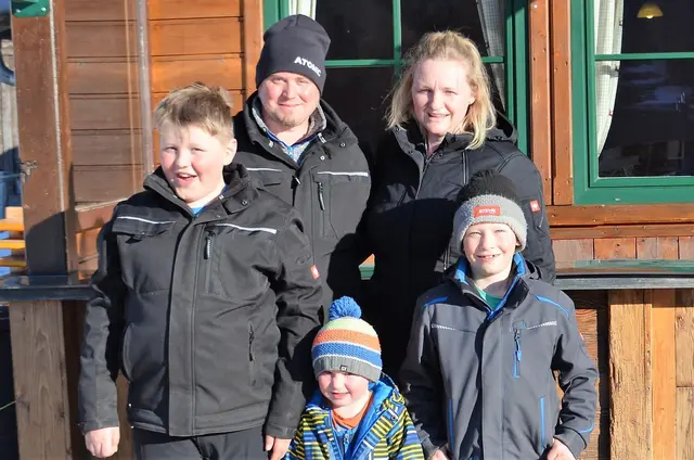 Das Ehepaar Christine und Hubert Strübler betreiben den Skilift Kesselmann in Faistenau seit 2012. Hier im Bild mit ihren drei Söhnen. | Foto: Familie Strübler