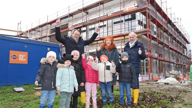 Bürgermeister Matthias Stadler, Kindergartenleiterin Barbara Erhabor, Schulamtsleiter Andreas Schmidt und die Kinder des Kindergartens Dr. Kirchschläger-Straße freuen sich auf den Zubau.  | Foto: Josef Vorlaufer