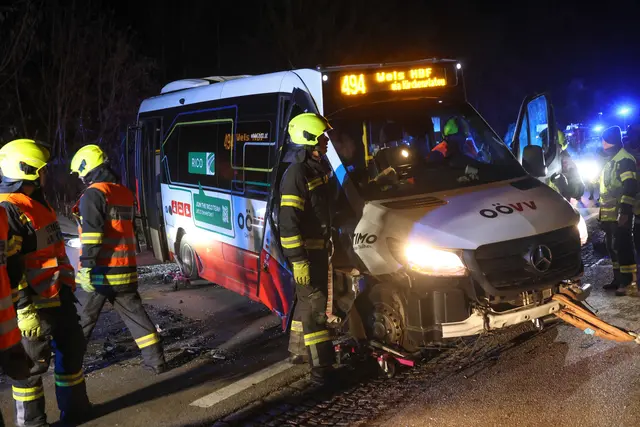 Auf einer Kreuzung der Pyhrnpass-Straße in Thalheim bei Wels stoßen der Ortsbus Timo und ein BMW zusammen – Zwei Verletzte. | Foto: laumat.at