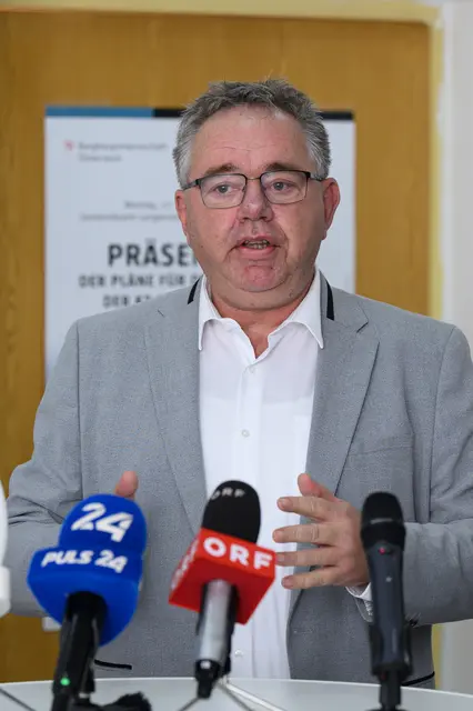 Christian Aufreiter, Bürgermeister von Langenstein: "Für uns war der Beteiligungsprozess am wichtigsten. Es ist nicht über die Gemeinden drübergefahren worden, sondern wir durften mitreden. Leute von 16 bis über 90 Jahre haben an einem Tisch diskutiert und einen gemeinsamen Masterplan entwickelt." | Foto: TEAM FOTOKERSCHI / WERNER KERSCHBAUMMAYR