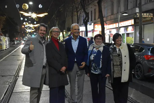 v.l.: Peschta, Schüchner, Gerstl, Ristl-Arnold und Raidl feierten die Erleuchtung der Einkaufsstraße.  | Foto: Patricia Hillinger/MeinBezirk