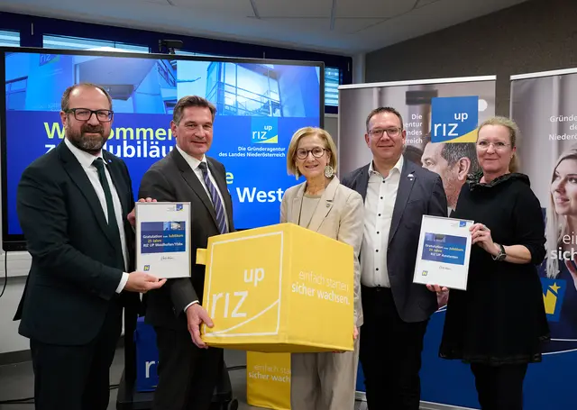 (v.l.) Bernhard Ebner, Prokurist ecoplus, Werner Krammer, Bürgermeister Waidhofen/Ybbs, Landeshauptfrau Johanna Mikl-Leitner, Christian Haberhauer, Bürgermeister Amstetten, und RIZ UP Geschäftsführerin Petra Patzelt. | Foto: NLK Pfeiffer