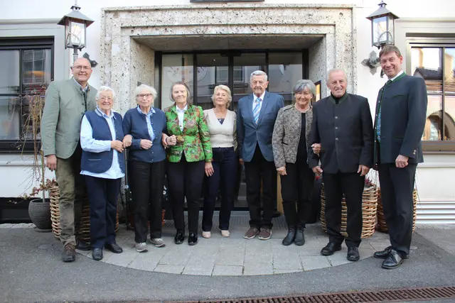 Im Bild von links: Vizebgm. Hans Josef Kren, Elisabeth Ehrenreich, Cäcilia Lüftenegger (100. Geburtstag), Brigitte Bogensperger (80. Geburtstag), Liselotte &amp; Hans-Peter Rosenkranz (80. Geburtstag), Veronika &amp; Peter Löcker (Goldene Hochzeit), Bgm. DI Andreas Kaiser | Foto: Marktgemeinde Mariapfarr