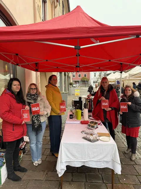 Die SPÖ Frauen informierten Passanten über die politischen Forderungen und den zentralen Grundsatz: „Die Scham muss die Seiten wechseln.“ | Foto: SPÖ Öststeiermark