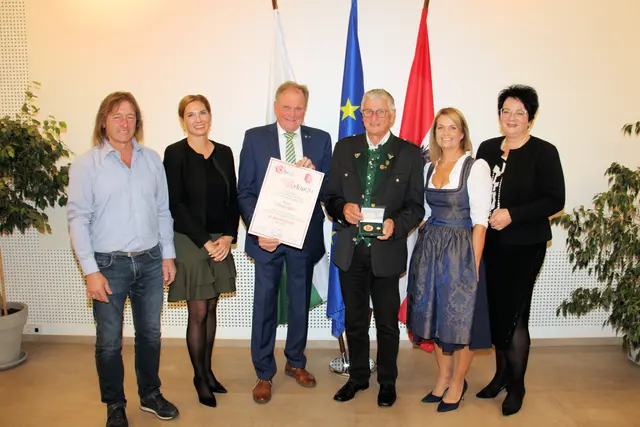 Altbürgermeister Peter Kohlbacher ist neuer Ehrenbürger, Werner Kaspar, Elisabeth Kladiva, Erwin Dirnberger, Karin Herz und Klaudia Stroißnig gratulierten. | Foto: Gemeinde Söding-St. Johann
