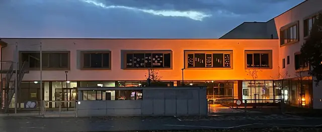 Bildungseinrichtungen in Oberpullendorf erstrahlen im Aktionszeitraum vom 25. November bis 10. Dezember in leuchtendem Orange. | Foto: SOROPTIMISTCLUB PANNONIA OBERPULLENDORF