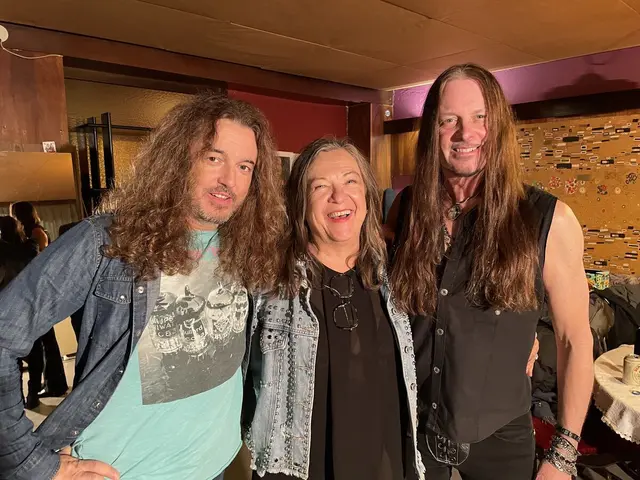 Gudrun Kofler mit Michele Lupi (links) und Reb Beach (rechts) von Whitesnake. | Foto: Peter Kleinrath