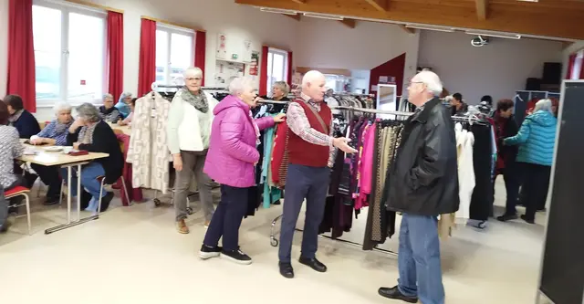 Obfrau Hofstetter unter den Gästen