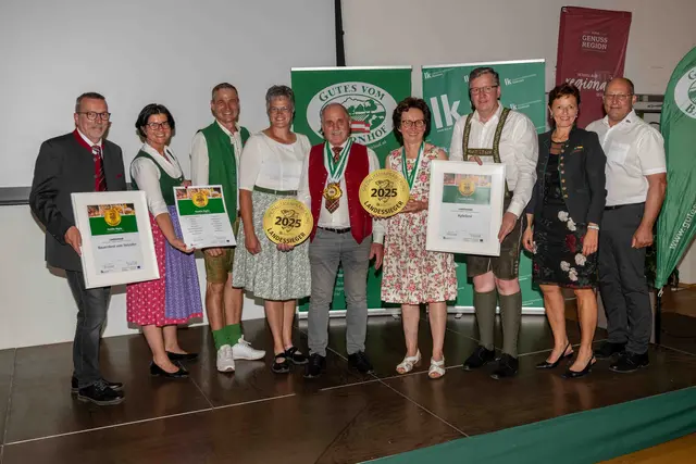 Die strahlende Doppellandessiegerin Maria Nigitz (4. v. r.) und ihr Mann Franz (5. v. r.) aus St. Margarethen an der Raab holten sich mit ihrem „Apfelbrot“ und ihrem „Bauernbrot vom Holzofen“ jeweils den Landessieg. Weiters wurden dreizehn Produkte vergoldet, darunter auch das „Kletzenbrot“ und das „Früchtebrot“.  | Foto: LK Steiermark/Kristoferitsch