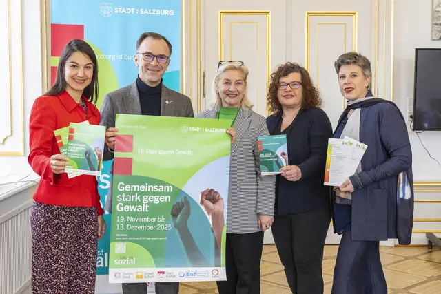 Programmpräsentation 16 Tage gegen Gewalt. Im Bild: v.l.:Isabel Bojanovsky, Gewaltschutzschirm; Bürgermeister Bernhard Auinger; Stadträtin Andrea Brandner; Doris Wlczek-Spanring, StoP; Alexandra Schmidt, Frauen- und Gleichbehandlungsbeauftragte