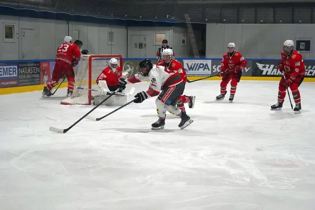 Trotz schwieriger Vorbereitung setzt sich das Team in einem intensiven Spiel mit 2:0 durch. | Foto: Gmunden Sharks