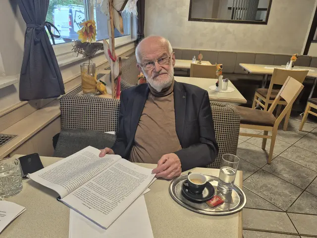 Hier hält Bäck noch das Manuskript in Händen.  | Foto: Andrea Stelzer