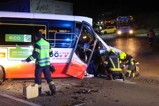 Auf einer Kreuzung der Pyhrnpass-Straße in Thalheim bei Wels stoßen der Ortsbus Timo und ein BMW zusammen – Zwei Verletzte. | Foto: laumat.at