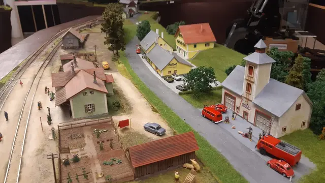 Auch im Ortsteil Fresing, wo es damals einen Bahnhof gab, wurde eifrig weitergebaut: Neu sind das Rüsthaus Fresing, der Gasthof Rolltommerl, das Kaufhaus Sunitsch und die ehemalige Ordination Dr. Stern - heute Hausarzt Gernot Seggl | Foto: Freunde der Sulmtalbahn