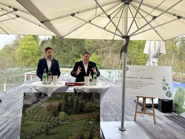Kurhaus-Betreiber Jörg Siegel (r.) – hier mit Geschäftsführerkollege Daniel Freismuth – erklärte im Frühling 2024 die geplanten Baumaßnahmen. | Foto: Das Kurhaus Bad Gleichenberg