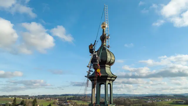 Am 18. November wurde das neu vergoldete Kreuz auf den Kirchturm gesteckt.  | Foto: ©getifo.com