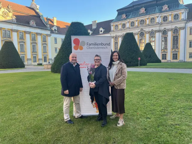 Von links: Bernd Schützeneder (Bürgermeister St. Florian), Constanze Stangl-Kurmulis (Leiterin FBZ St. Florian) und Ana Aigner (OÖ Familienbund Geschäftsführerin). | Foto: OÖ Familienbund