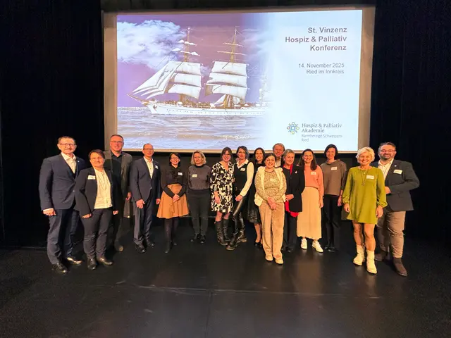 Vortragende, das Rieder Palliativ-Team und neue Absolvent: innen bei der Hospiz und Palliativ Konferenz 2025. | Foto: BHS Ried