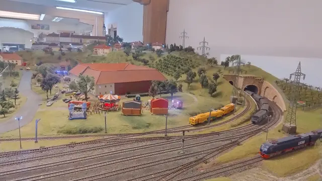 Blick hinüber zum Stift. Im Vordergrund der Sumerauerhof.
 | Foto: Modellbahnclub Sankt Florian