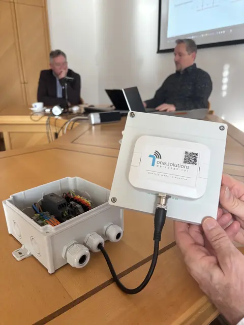 Fachgespräch zur IoT-Sensorik. Im Bild: Peter Payr und Martin Salcher (v.l.). | Foto: KUUSK