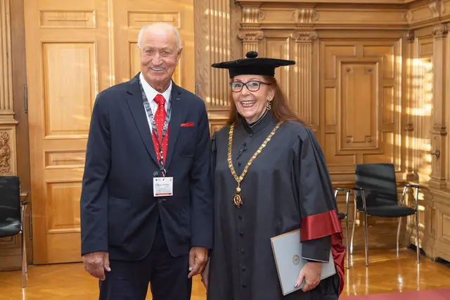 Vizerektorin Catherine Walter-Laager mit dem Ausgezeichneten Gernot Patzak | Foto: Uni Graz/Foto Gasser