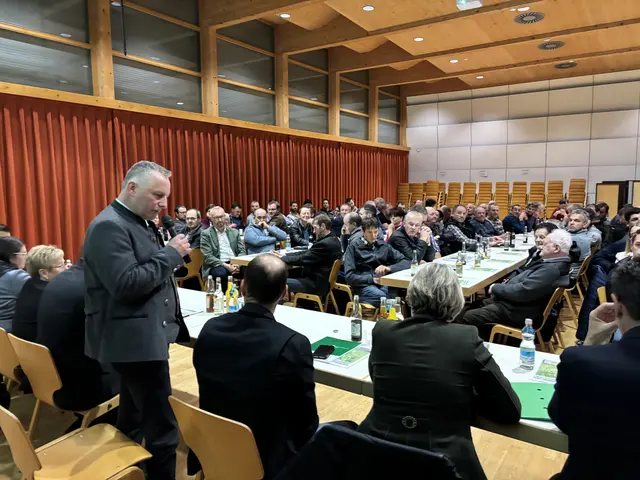 Bezirksbauernobmann Elmar Monz begrüßte in Schönwies die Landwirte und ihre Vertreter. | Foto: Tiroler Bauernbund
