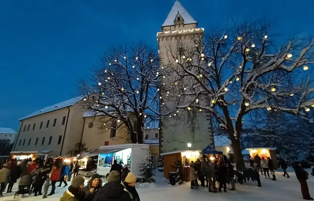 Der Christkindlmarkt Freistadt mit Blick auf den Bergfried. | Foto: christkindlmarkt-freistadt.at
