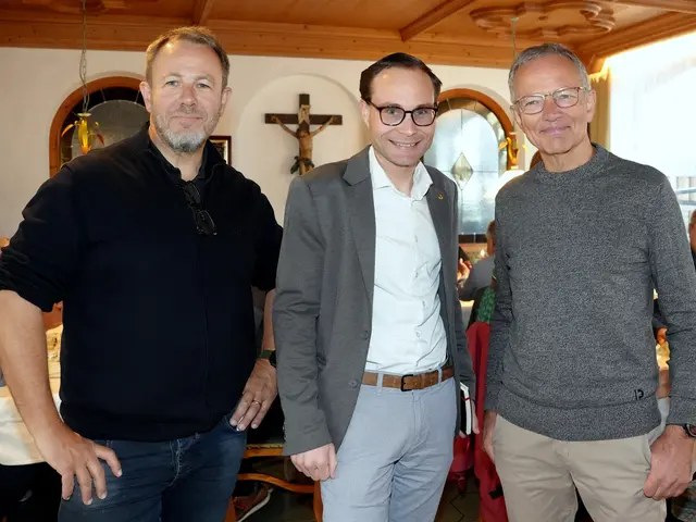 Der Leiter der Dorfchronisten Münster Reinhard Schranzhofer, Bgm Thomas Mai und Bezirkschronist Toni Scharnagl (v.l.) beim Chronistentag in Münster.  | Foto: Helmuth Mühlbacher