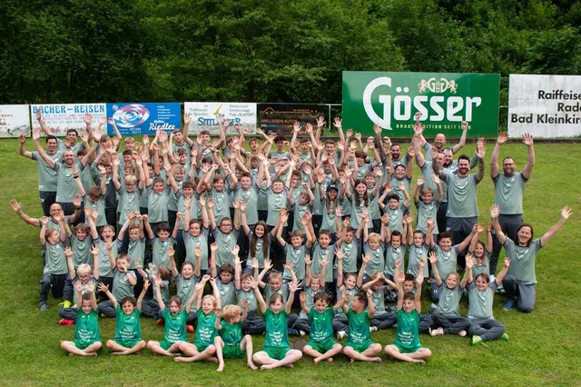 Über 100 Kinder lernen beim Fußballspielen Teamgeist kennen. | Foto: WSG Radenthein