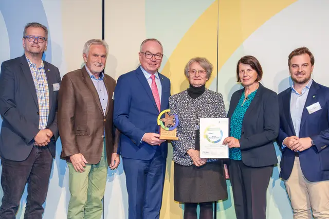 v.l.n.r Vizebürgermeister Franz Staffel, Altbürgermeister Walter Krutis, LH-Stellvertreter Stephan Pernkopf, Dorfheldin Beate Rauchberger, Landesobfrau Maria Forstner, Bürgermeister Lukas Zehetbauer | Foto: Raasdorf