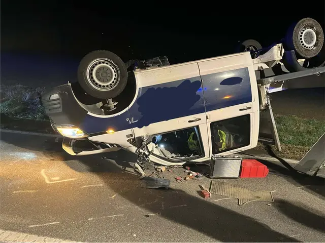 Aus bislang ungeklärter Ursache kollidierten zwei Fahrzeuge frontal, wobei eines auf dem Dach zum Liegen kam. | Foto: Feuerwehr Mönchhof