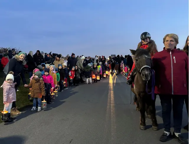 Die Liebenfelser Kinder marschierten heuer vom Sportplatz in Pulst hinauf zur Pfarrkirche Maria Pulst. | Foto: Bimbulli GmbH