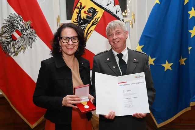 Landesrätin Daniela Gutschi bei der Überreichung der Rettungs-Medaille für 40 Jahre an Hauptsanitätsmeister Erich Santner aus Tamsweg. Stadt Salzburg, 18.11.2025  | Foto: Land Salzburg / Franz Neumayr 