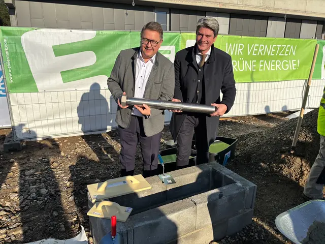 Die Verantwortlichen der Energie Steiermark mit der Zeitkapsel | Foto: Almer