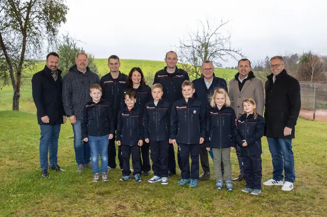 Die Jugend der Feuerwehr Pregartsdorf freut sich gemeinsam mit Kommandant Thomas Langer, den Sparkasse-Direktoren Anton Miesenberger und Franz Astleithner sowie dem Bürgermeister-Trio Fritz Robeischl, Florian Grugl und Alexander Skrzipek über den Grundstücksankauf. | Foto: Stadtgemeinde/Roman Gutenthaler