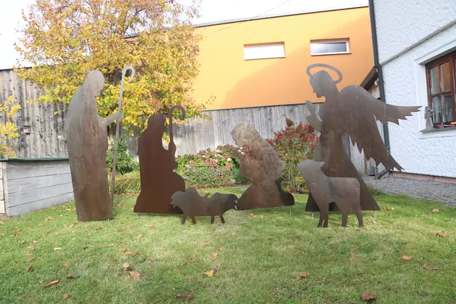 Gesegnet wird die lebensgroße Weihnachtskrippe am Pfarrplatz Schärding am 29. November 2025 um 16 Uhr nach der Adventkranzweihe in der Stadtpfarrkirche Schärding von Pfarrer Eduard Bachleitner. | Foto: Pfarre Schärding